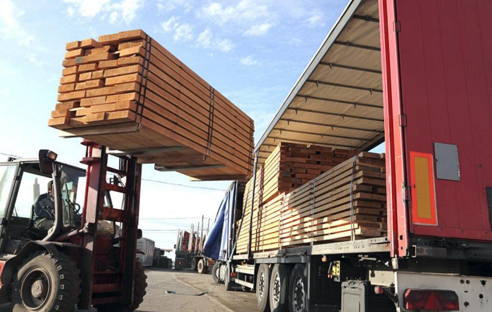 How many cubes of lumber in a truck of 20 tons